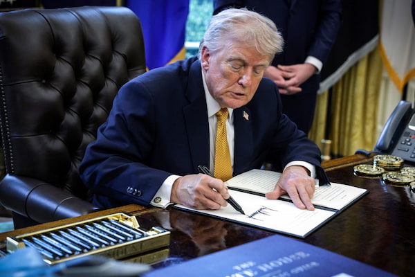 Chữ Ký Donald Trump: Bí Ẩn "Dây Thép Gai" Của Tổng Thống Quyền Lực Nhất Thế Giới